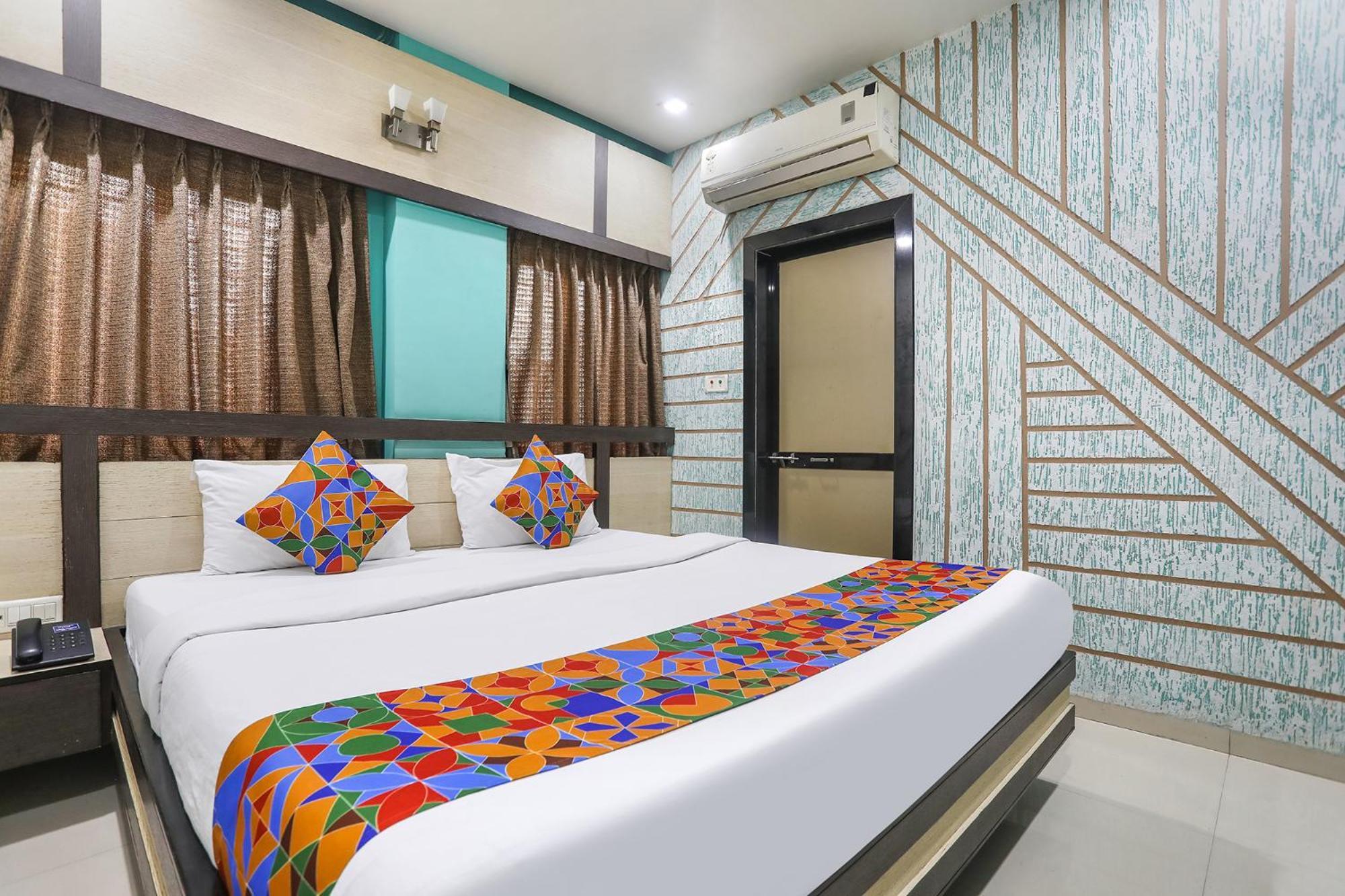 Hotel Merit Surat Exterior foto