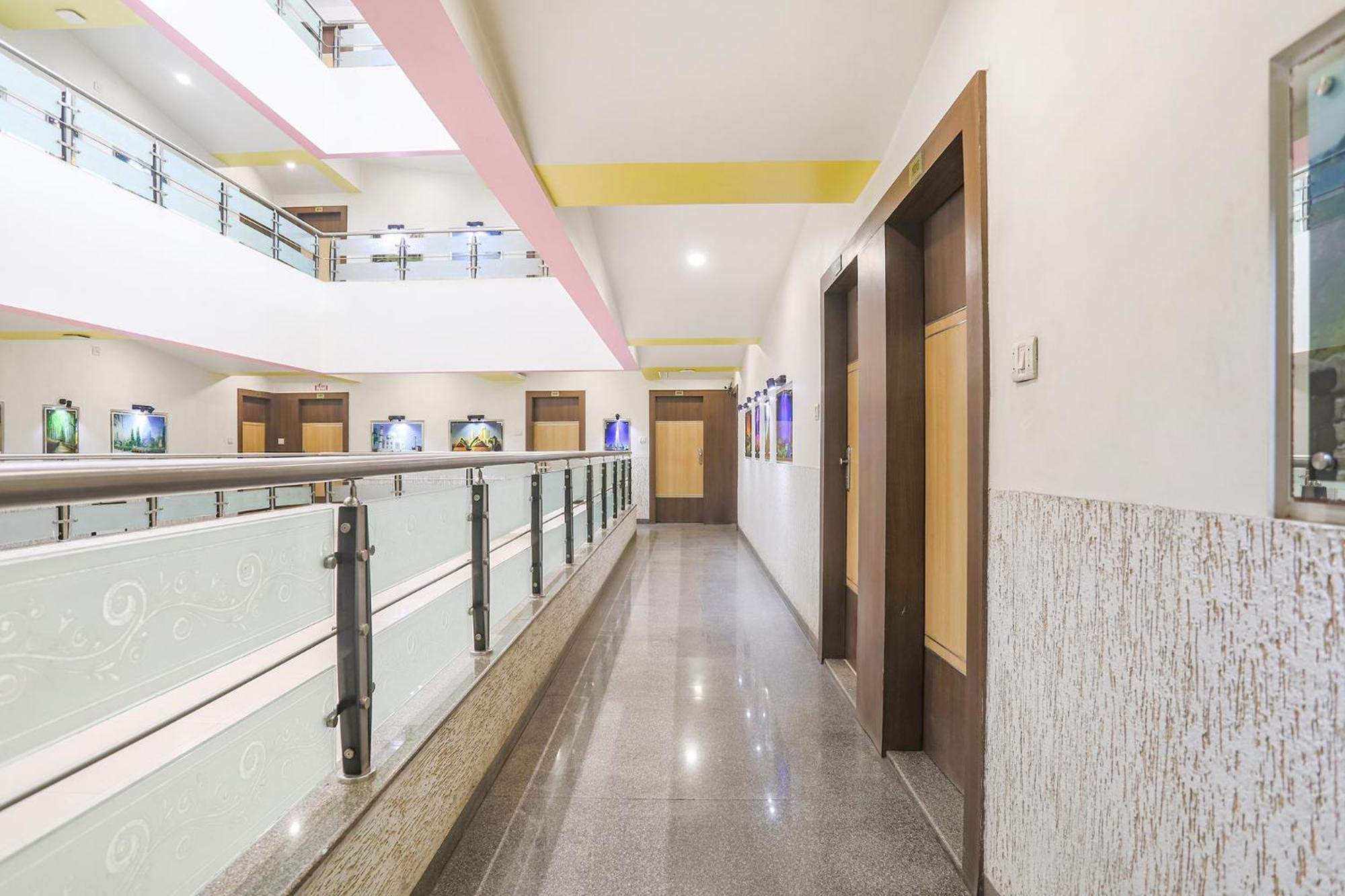 Hotel Merit Surat Exterior foto